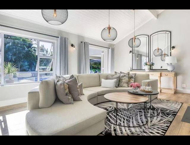 6 BEDROOM HOUSE FOR SALE IN CONSTANTIA